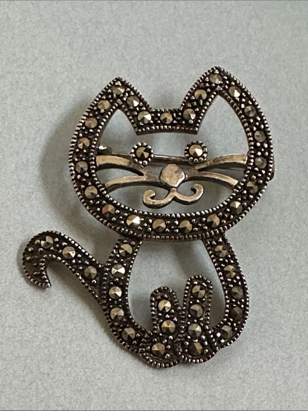 925 Sterling silver Cat-Shaped Marcasite Brooch in Silver - Picture 2 of 5